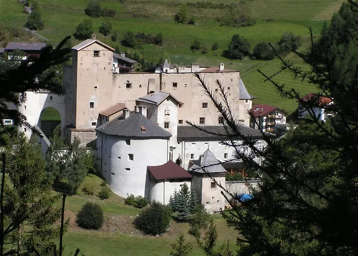 Schloss Naudersberg *